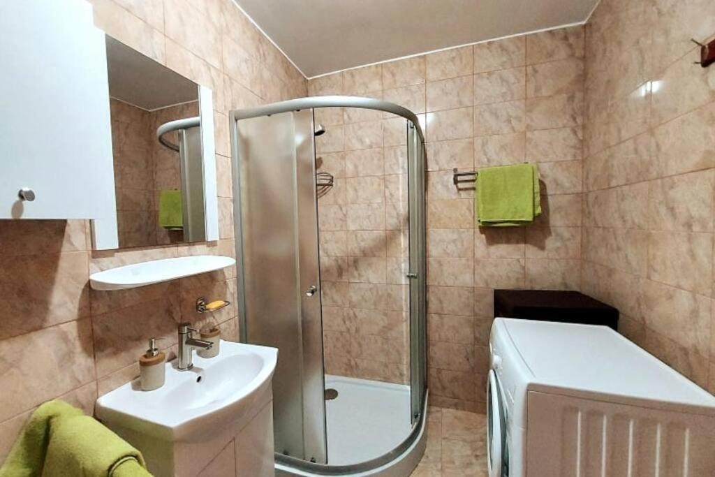 Spacious Flat, With Free Parking & Air Conditioning Floreşti Eksteriør bilde